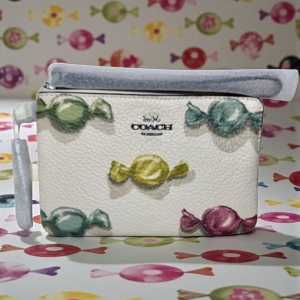 COACH- NWT - Corner Zip Wristlet in Signature Leather w Heart Charm. In Plastic - Picture 2 of 4